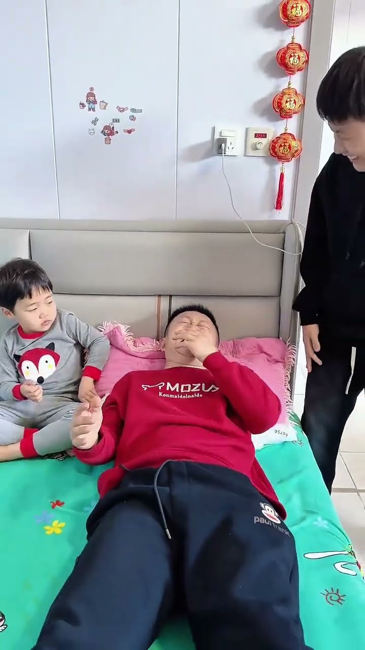 爸爸又在偷懒睡觉，给他点柠檬尝尝！#Cute baby#Cute#呆萌小米宝#聪明宝宝#萌娃