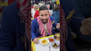 Pastor Rocha probando comida callejera en Marruecos