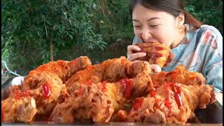 Xiaoyu fried a large chicken leg to eat  golden crisp one bite down quack crisp  with ice coke too