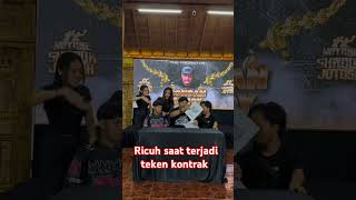 terjadi kericuhan saat teken kontrak,muras vs topik