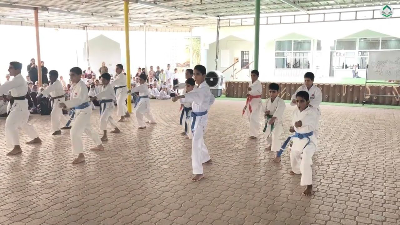 مشاركة فريق الكاراتيه بالمدرسة في إذاعة المهارات الفردية في مدرسة واحة بهلاء للتعليم الأساسي