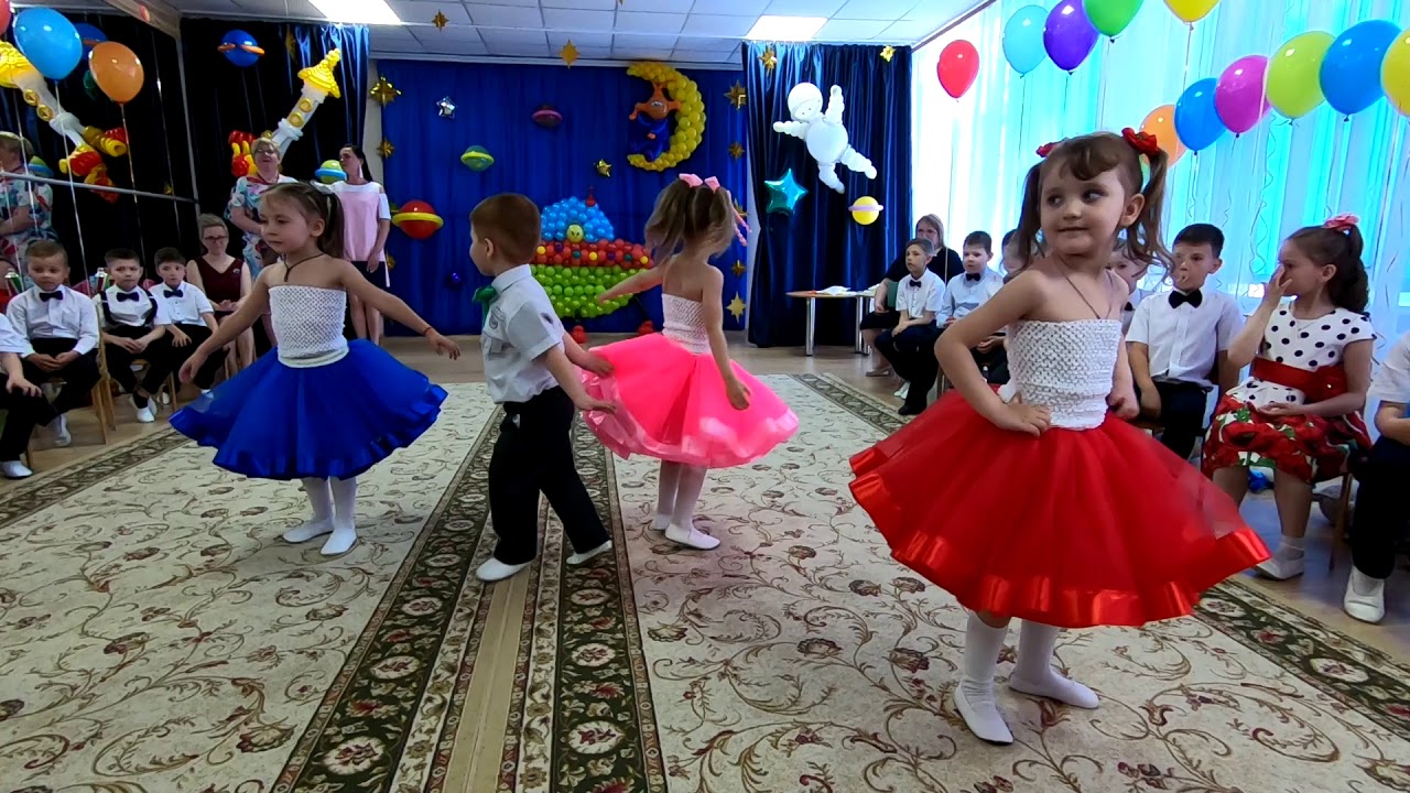 Танец девочек на выпускной в детском