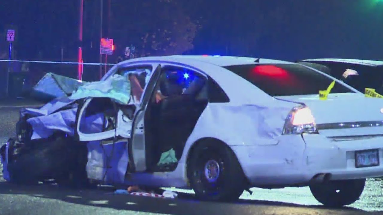 Crash kills 1, critically injures 2 in Southeast Portland - YouTube