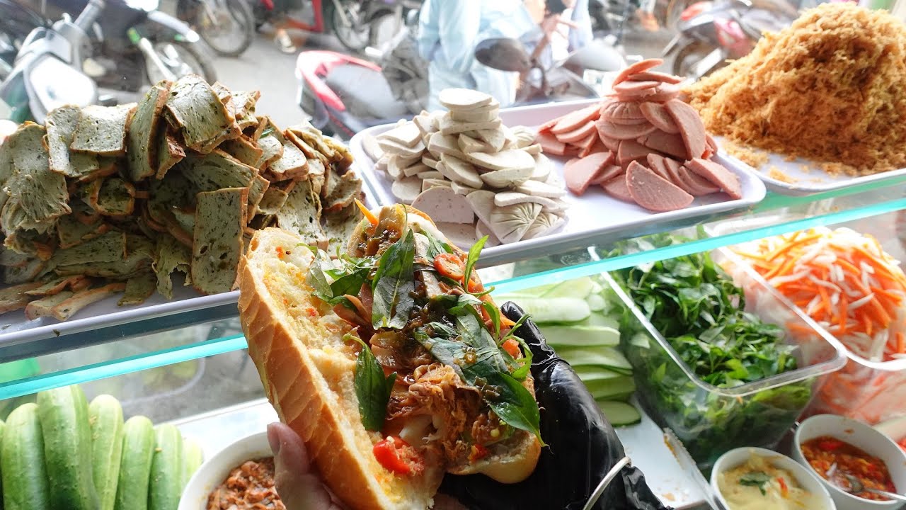 Sài Gòn xuất hiện xe bánh mì chay cực chất, linh hồn của ổ bánh mì pa tê và tương ớt chay//Phố Bụi