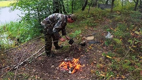 OLD-SCHOOL SURVIVAL — NO SLEEPING BAG | BUSHCRAFT BY A FOREST LAKE, FIRE PIT & MINIMAL SHELTER. 🌲🔥4K