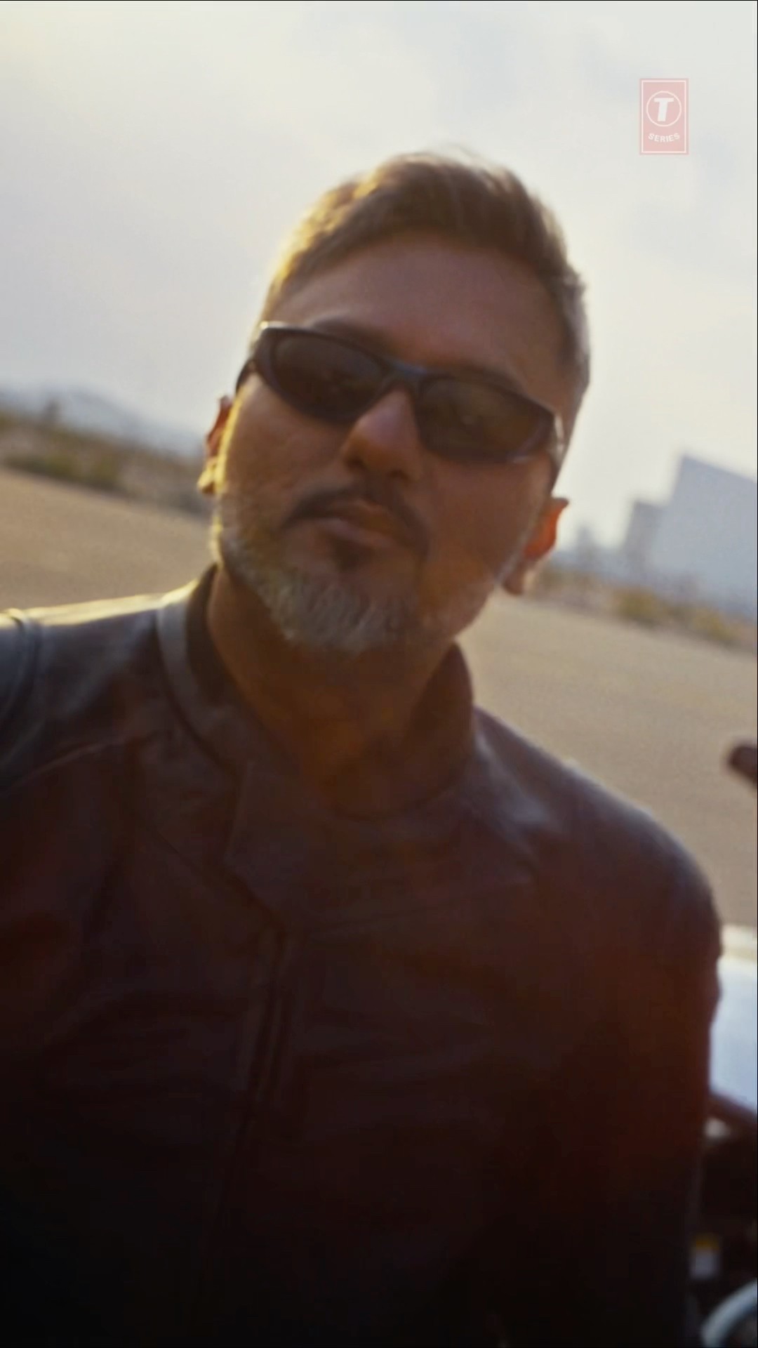 MANIAC - HONEY SINGH HITS ALL THE AURA POINTS?| ESHA GUPTA | GLORY