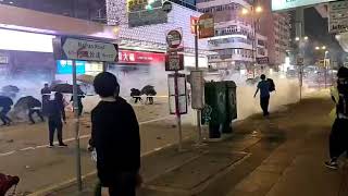 警方彌敦道狂發催淚彈