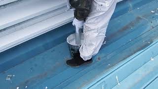 「プロの仕事はこうだ！シーリング打ち作業、素早い作業でシーリングを目地に充填」