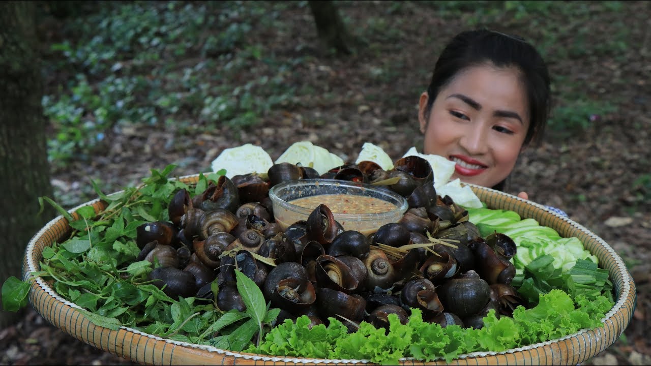 Yummy snail with coconut juice Snail with paste fish sauce cooking by countryside life TV