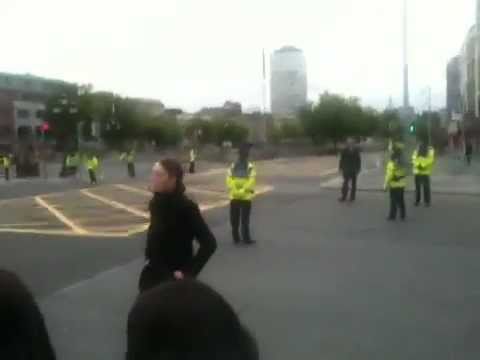 Queen Elizabeth arrives in shtyle to Dublin