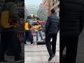 Бездомный просит гитариста дать ему сыграть