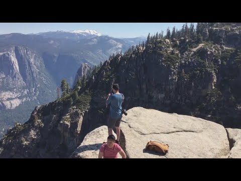 Video: Dua Pejalan Kaki Jatuh Ke Kematian Mereka Dari Taft Point Di Taman Negara Yosemite