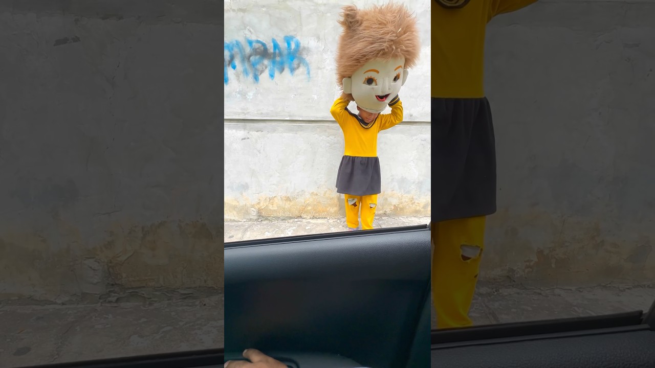 Nggak tega melihat kamu nak, masih kecil sudah menjadi badut jalanan 