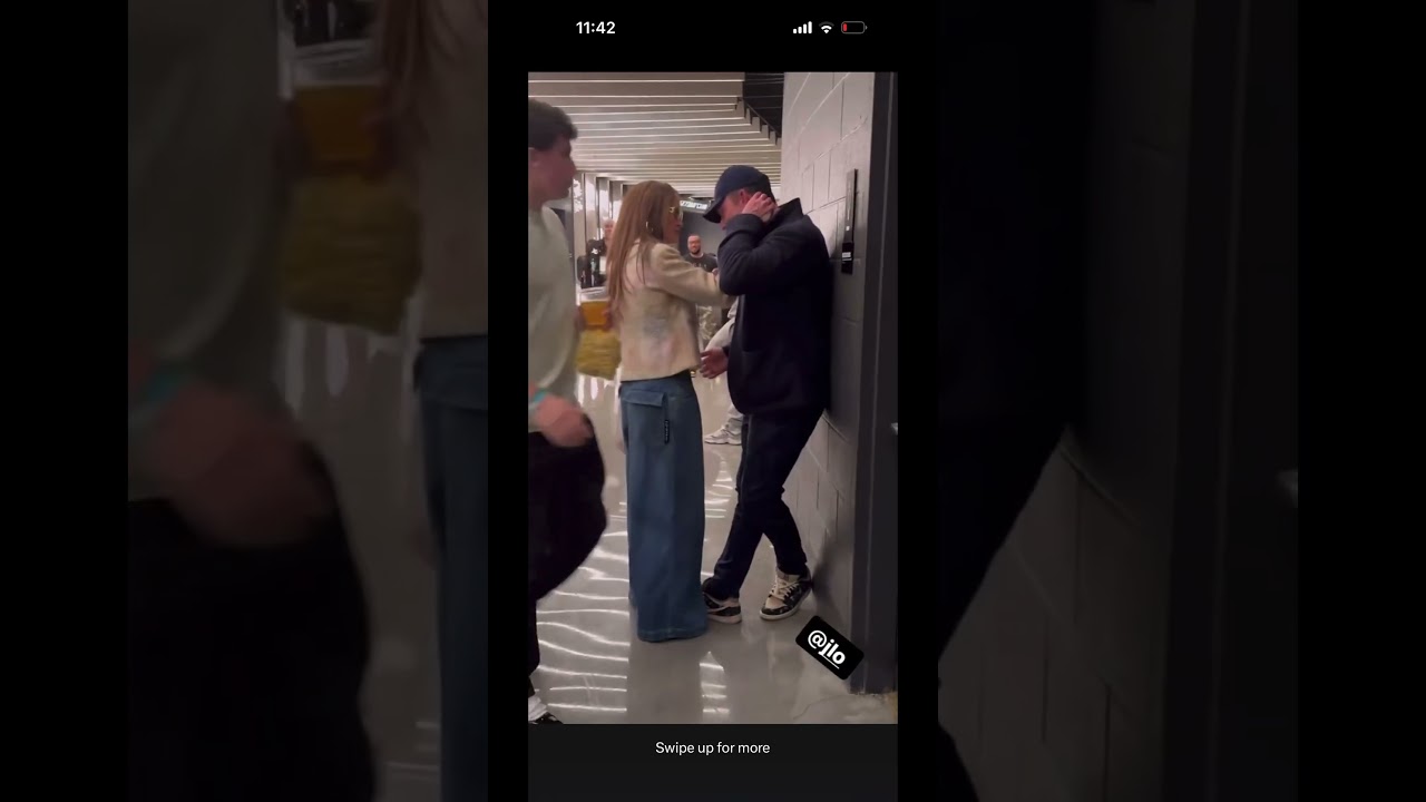 Ben affleck and Jennifer Lopez hug