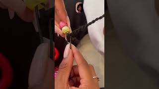 Comment mettre des perles colorées dans les cheveux de mes enfants.