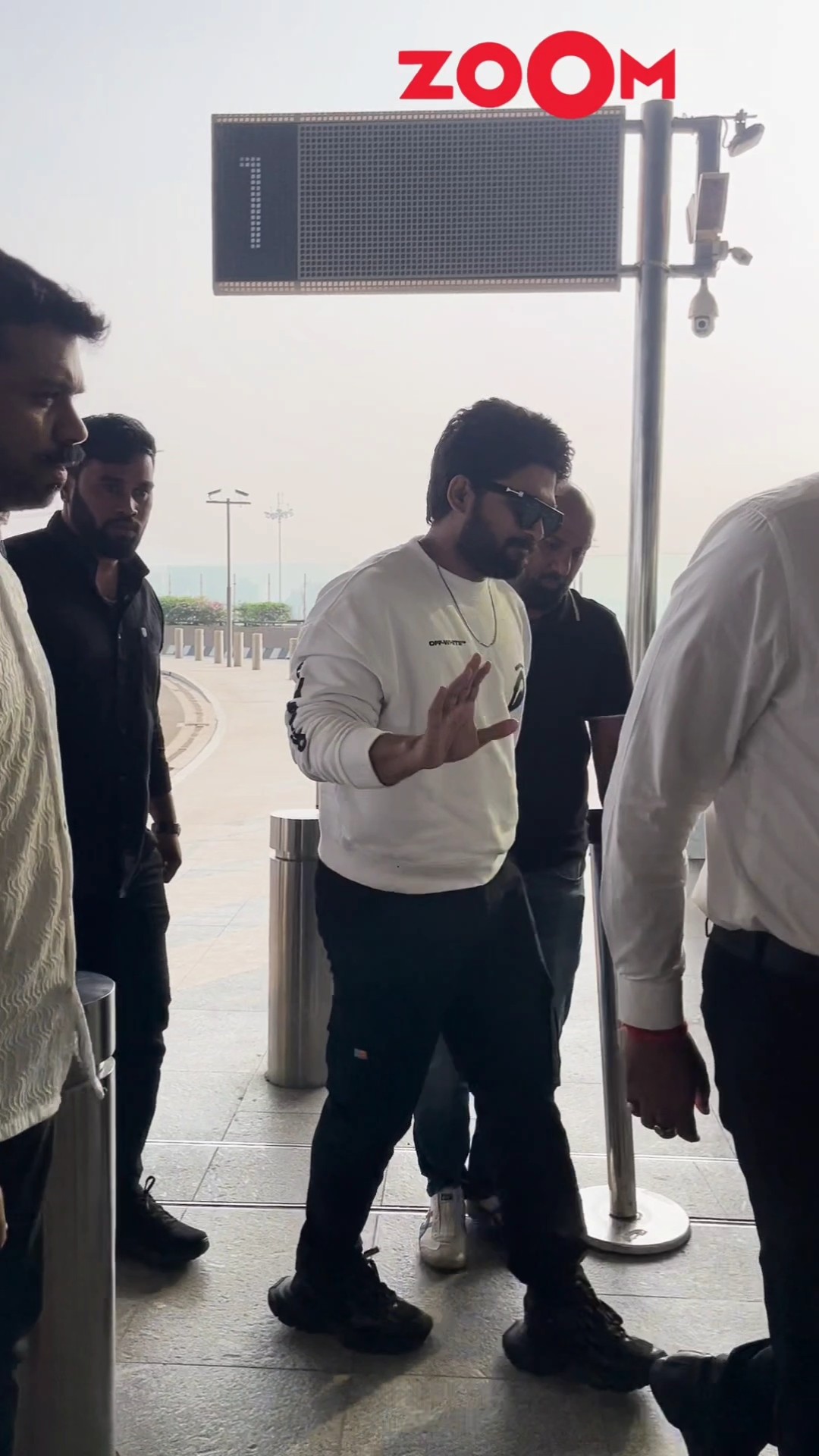 Allu Arjun’s STYLISH airport look and quick WAVE steal the spotlight? #alluarjun #shorts
