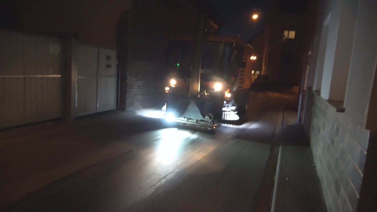 Ölspur mit Waschwagen von bonnorange entfernt in Bonn-Graurheindorf-Castell am 03.04.20