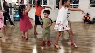 Học viên nhỏ tuổi nhất lớp học Dancesport Kubi Minh Cường