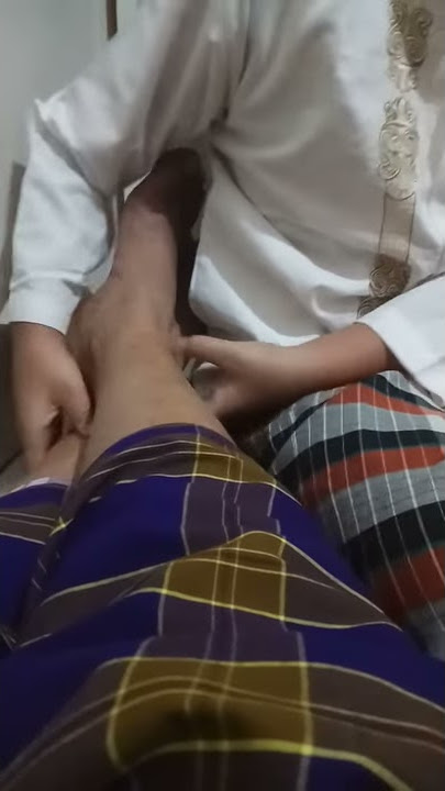 ADAB SANTRI : memijat guru (tanpa di suruh) yg nampak lelah