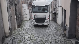 I'm in a very dangerous and very narrow street with truck