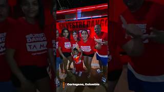 Cartagena 📍se vuelve a vestir de rojo con el ‘Bus Silvestrista’ 🔴 cada día más cerca #TaMalo