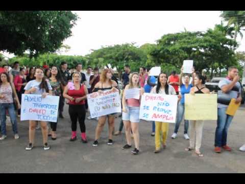 Estudantes fazem manifestação na porta da Prefeitura de Inhumas-GO. Part.1