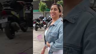 Neha Bhasin Sing A Song For Fans Outside Gym In Bandra
