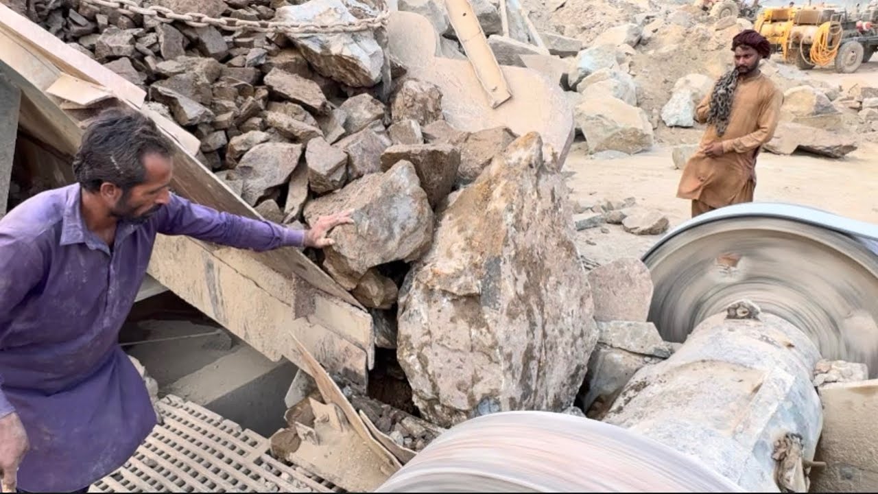 ‘Big Rock Crusher Machine: A Giant in Action” Big Rock Crushing: A Powerful Process”#stonecrusher 