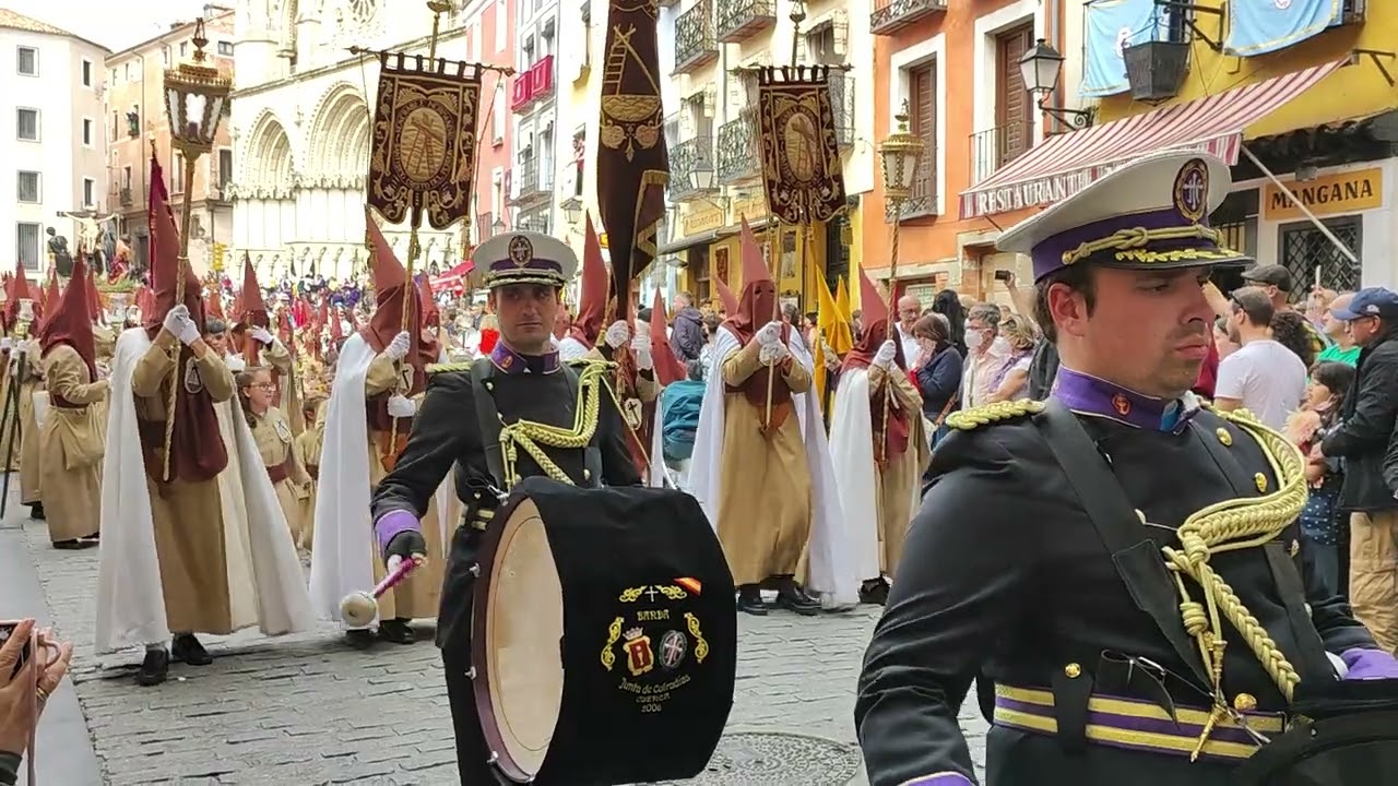 Banda de trompetas y tambores (Cuenca) Viernes Santo. La Exaltación bajando de la plaza mayor. 2022