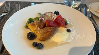 Crowded United Polaris Lounge San Francisco Voted Best business class lounge in the world Breakfast