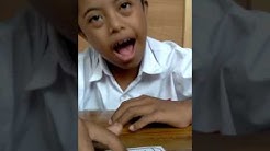 Murid SLB Belajar mengucapkan nama buah Pepaya  - Durasi: 1:15. 