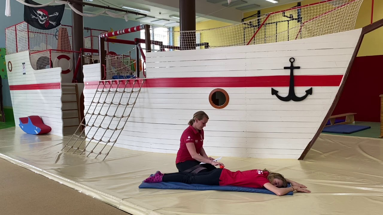 KidsZ Kindersport für Zuhause: Die Igelball-Massage mit Natalie