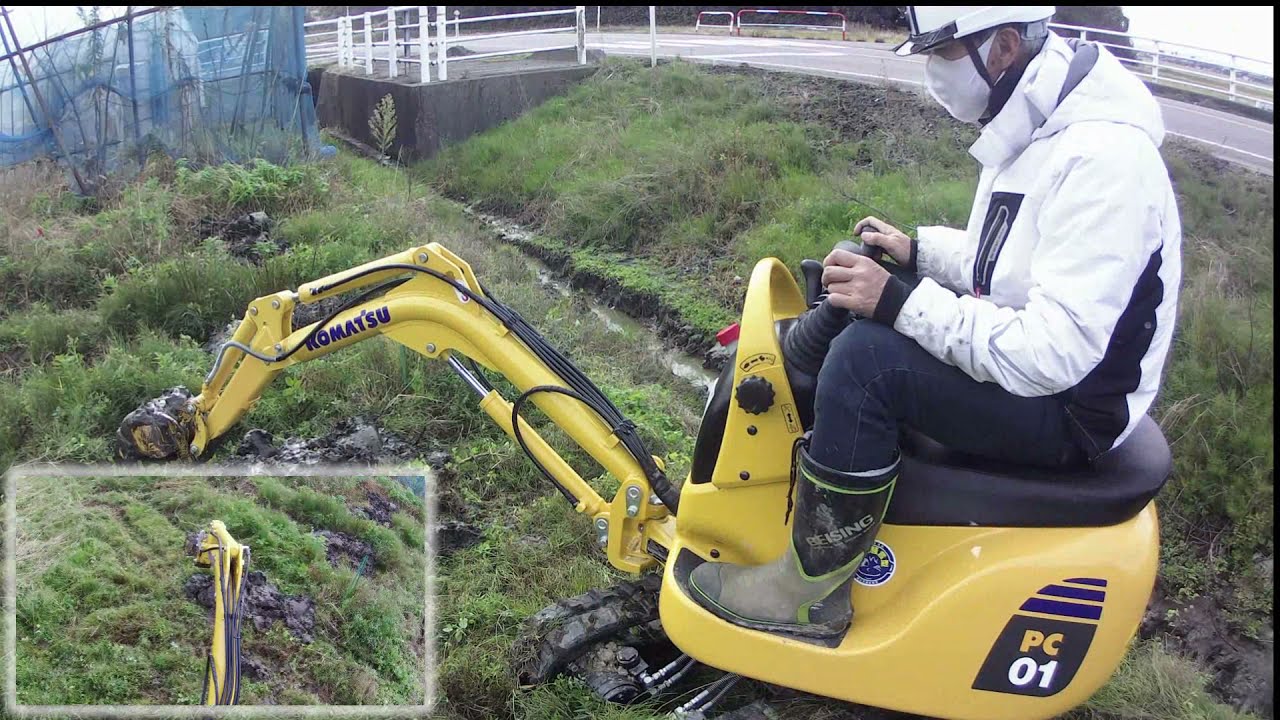 マイクロショベル　コマツPCー01で側溝の泥上げしました