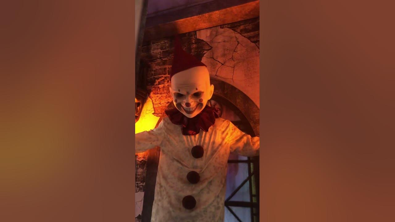 Dagger mike animatronic at spirit Halloween YouTube