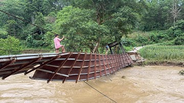 Lũ Lụt Kinh Hoàng Tại Hà Giang Chẩn Sún Răng Liều Mạng Cõng Con Qua Cầu Cực Nguy Hiểm