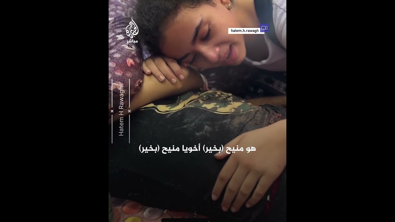 طفلة فلسطينية تبكي أخاها وتصبر والديها في آن واحد