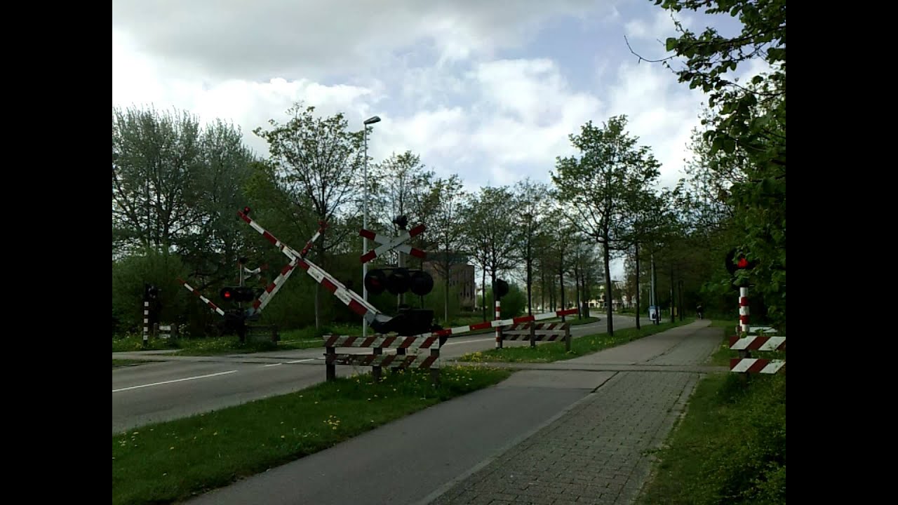 A retake of the old AHOB railroad crossing with messed up barriers in Hoorn (With steam train!)