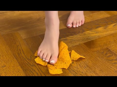 踩踩#legs #toes #feet #美女 #foot #腳 #美腿 #美足 #腳底 #腳趾 #足 #希臘腳 #足控#美甲 #美女的腳#stepon #trampa#戀足#踩踏 #足の爪 #美腳