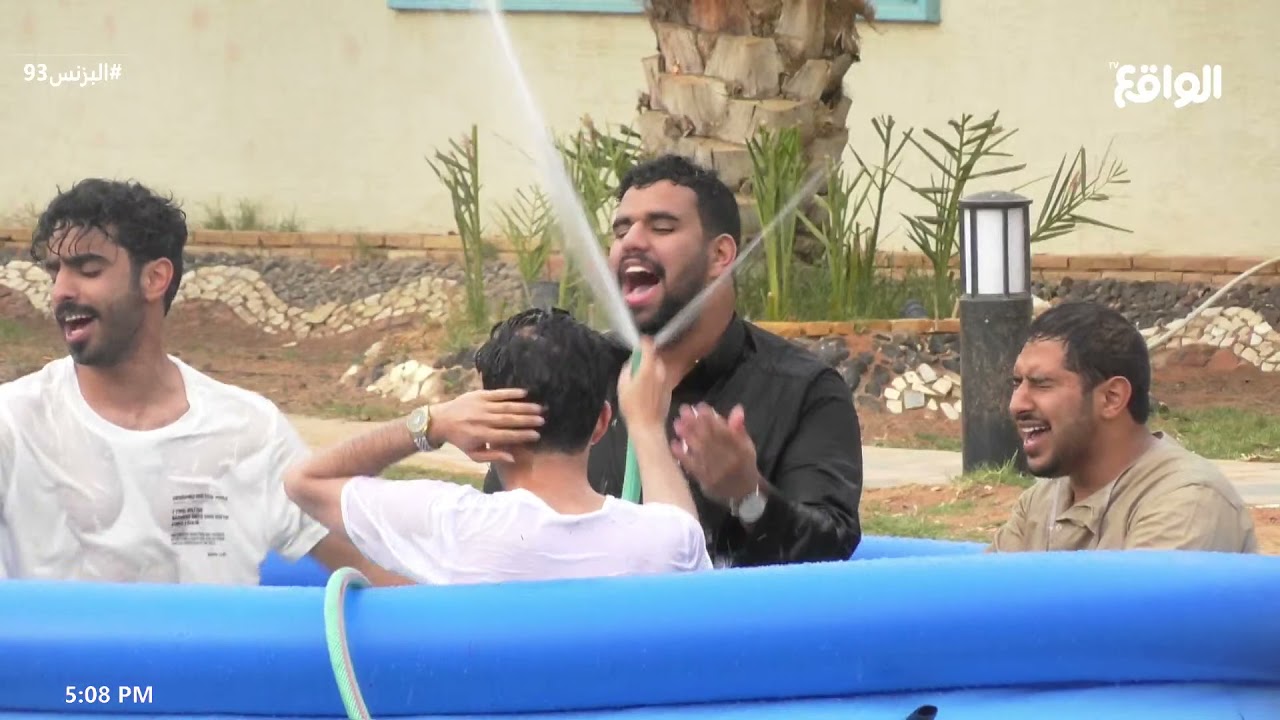 فعاليات وتحديات الشباب في المسبح | أحمد العوض #البزنس93