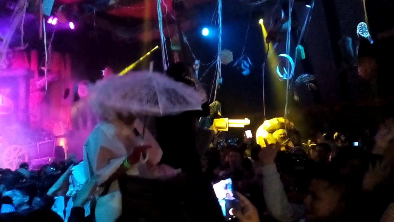 MADNESS IN LIMA ELROW (FARROWEST) WITH RIVA STARR