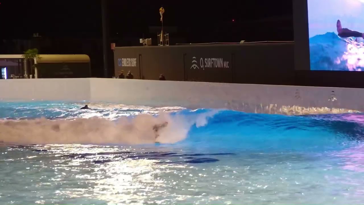 Wavepool Munich O2surftown session on single fin surfboard