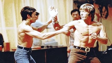 Dit is het WREDE gevecht tussen Bruce Lee en Chuck Norris dat gestopt moest worden!