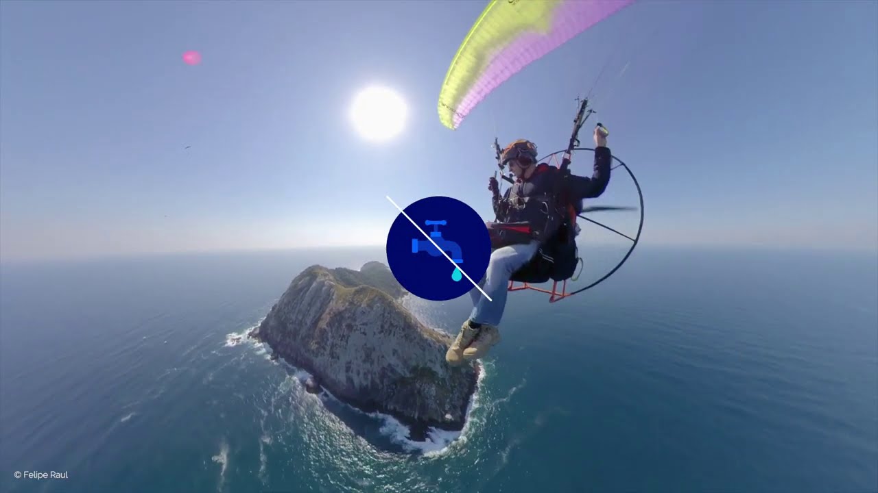 hombre sobrevolando la isla en parapente