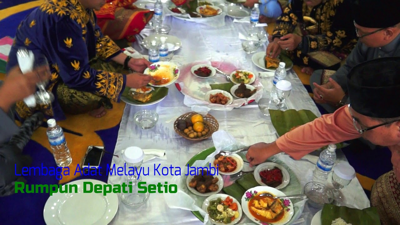 BUDAYA JAMBI ; Tradisi Cara Makan dan Menghidangkan Makanan Acara