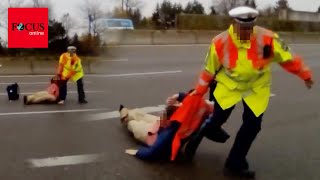 Polizist zieht Aktivistin von A9, bevor sie sich festkleben kann