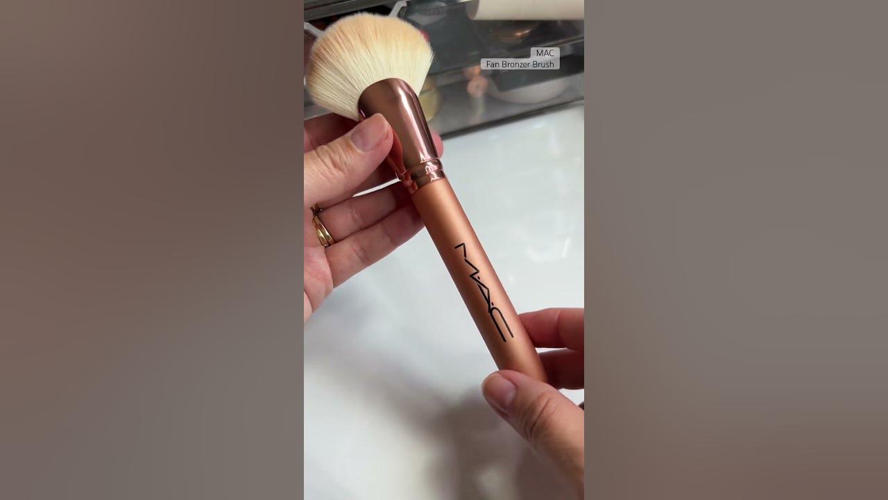 MAC 143S Bronzer Fan Brush