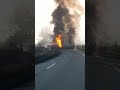 Carreta de combustível tomba, pega fogo e mata motorista 