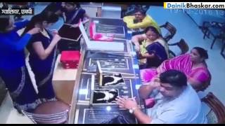 Women Steal Jewellery- Caught on CCTV Camera
