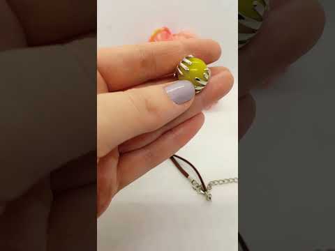 Кулон на шкіряному шнурку руки натуральний камінь жовтий нефріт, видео 1