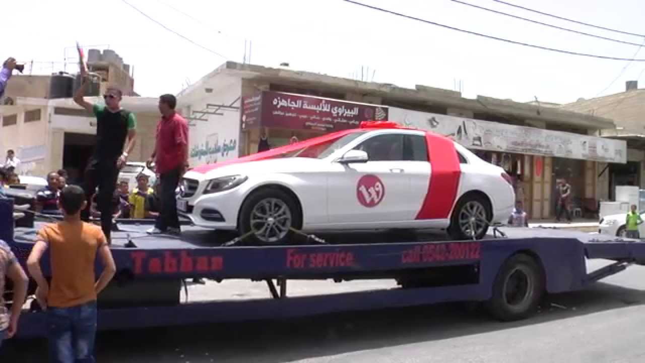 الوطنية موبايل تزف سيارة المرسيدس إلى الفائز ياسر الرومي في يطا جنوب الخليل